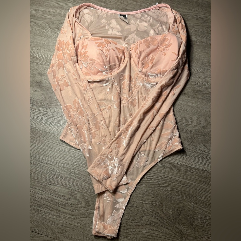 Floral Lace Bodysuit in Peach
never worn before doenst have tag